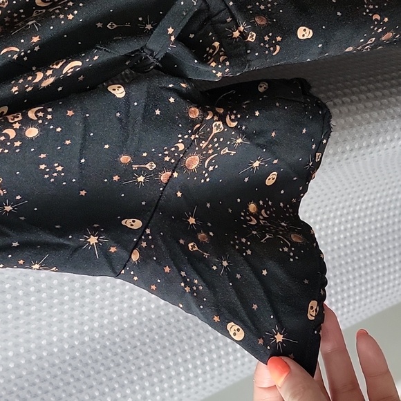 Torrid Skull and Key Peplum Flutter Sleeve Top Size 2 - Picture 2 of 6